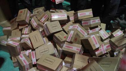 無主快遞貓膩揭秘,網(wǎng)上當(dāng)福袋10元包郵,網(wǎng)下稱淘寶件遭村民圍搶